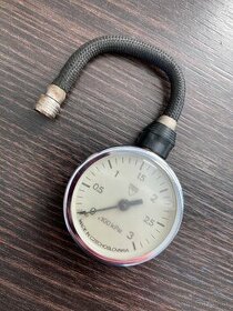 tlakomer manometer