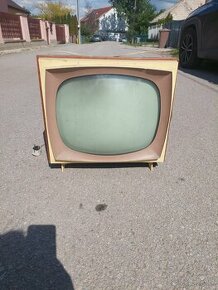 Starý televízor TESLA