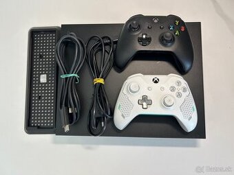 Xbox One X 1TB + 2 ovládače + Xbox účet s hrami