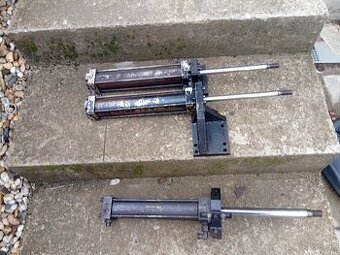 Predám tieto 3 dvojčinné hydraulické piesty