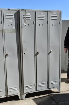 3-dverová šatníková skriňa s dlhými dverami a nožičkami