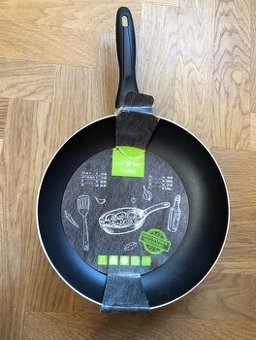 —————Nová čierna panvica, priemer 28 cm, 6.90 E———