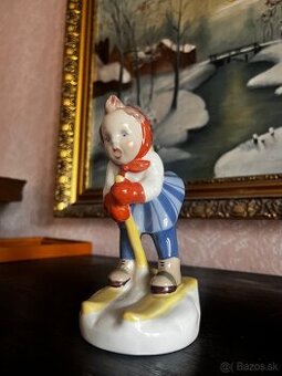 Keramická soška Lyžujúce dievčatko