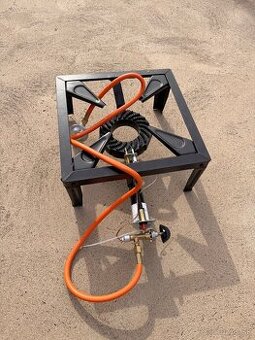 Plynový horák s kovovým stojanom