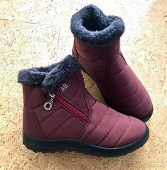 Dievčenské-dámske čižmy 35…NOVE