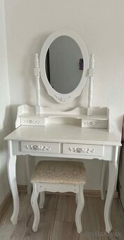 Kozmetický stolík