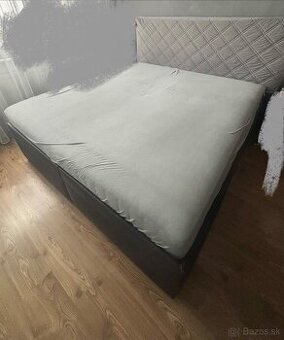 Manželská posteľ s úložným priestorom