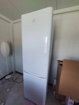 Chladnička z mrazničkou Indesit