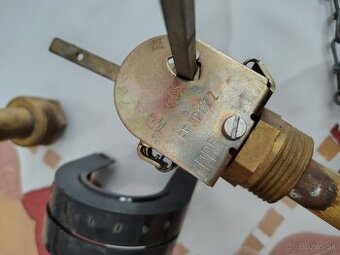 Regulátor ťahu na dvierka