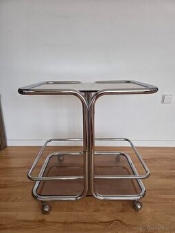 Chrómový servírovací stolík