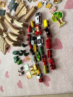 Drevená vláčiková dráha + vláčiky a doplnky – veľký set