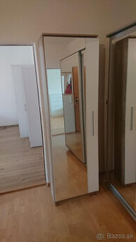 Úplne nová úzka skriňa na visiace odevy