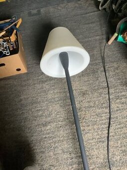 Stojatá lampa vhodná na balkón terasa