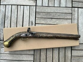 Stará pištoľ zdobená striebrom - 1