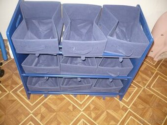 polica na hračky