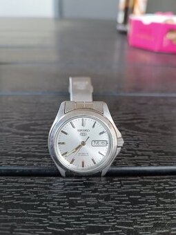 Náramkové hodinky seiko.