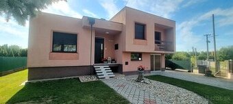 Priestranný rodinný dom na predaj v obci Báč