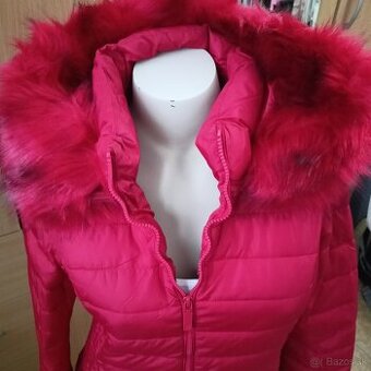 Červená predĺžená bunda s kožušinou