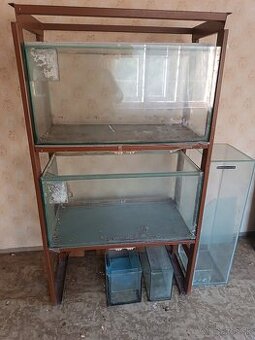 Akvárié so stojanom