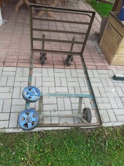 Predám plošinový vozík na 4 kolieskach. 2 pohyblivé