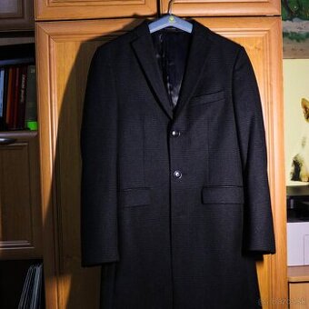 Čierny kabát Zara Man – pánsky, veľkosť L – elegantný zimný