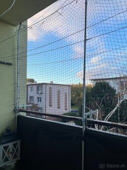 Sieť na balkón pre mačky zosilnenú drôtom aj s telesk