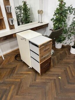 Kadernícky stolík na kolieskach – kartáčované drevo, 4× kusy - 1