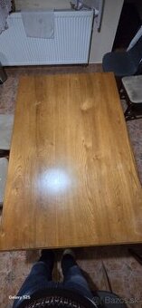 Drevený stôl