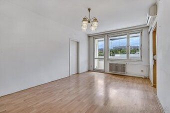 NA PREDAJ 2-IZBOVÝ BYT, PÔVODNÝ STAV, VEĽKÁ LOGGIA, KARLOVKA