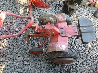 Malotraktor Zamito bez motora s jednostranným pluhom