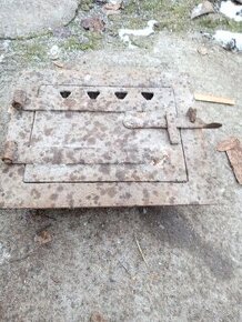 Staré masívne dvierka na pec