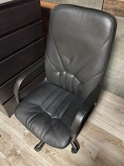 Kožené kancelárske kreslo