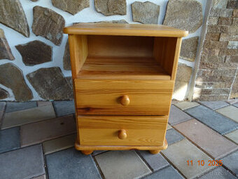 STOLÍK nočný masív borovica.