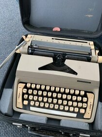 Písací stroj 40 ročný - tento rok 2023 - 1