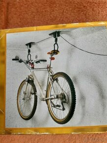 Stropný držiak na uchytenie bicykla