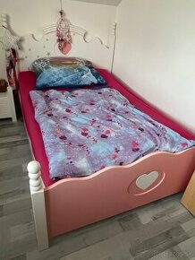 Dievčenská posteľ