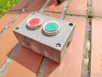 Krabička na dve tlačidlá