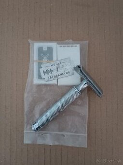 Kovový holiaci strojček