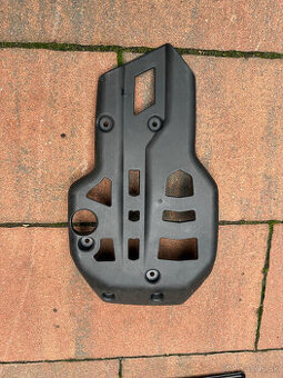 Triumph Tiger 800 kryt motora