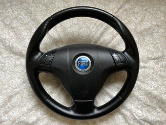 Fiat Grande Punto - kožený volant a airbag