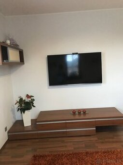 komoda so zavesnou skrinkou