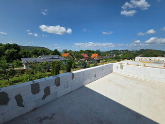 Moderný 5-izb. dom s garážou, 160m2, tichá lokalita, Svinica