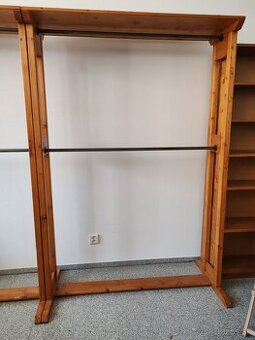 Dreveny stojan na oblecenie