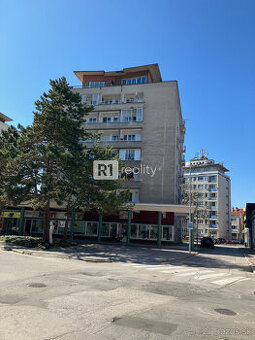 Priestranný trojizbový byt v centre, 76 m2, 2 balkóny, výťah