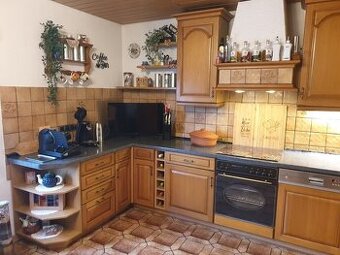 Krásna kuchynská linka so spotrebičmi