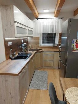 Predám kuchynskú linku so stolom a stoličkami