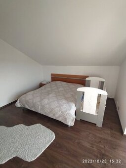 Kvalitná masívna drevená manželská posteľ matrace darujem