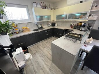 Menší rodinný dom s veľkým pozemkom / minimálne náklady