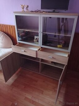 Obývacia skrinka (vitrína)