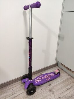 Detská kolobežka so svetielkujúcimi kolieskami